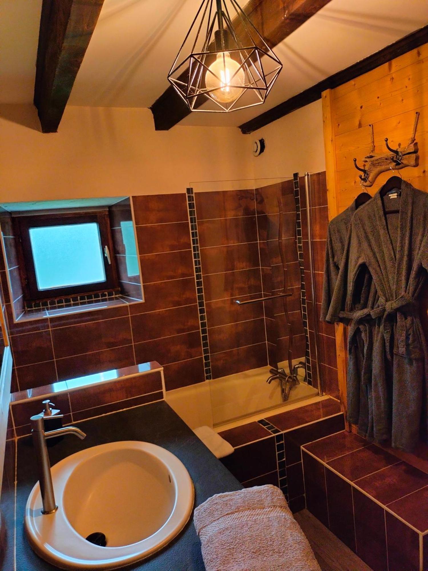 Gite Chambre Spa Prive De L'Ancienne Ferme Vallieres  Exterior photo